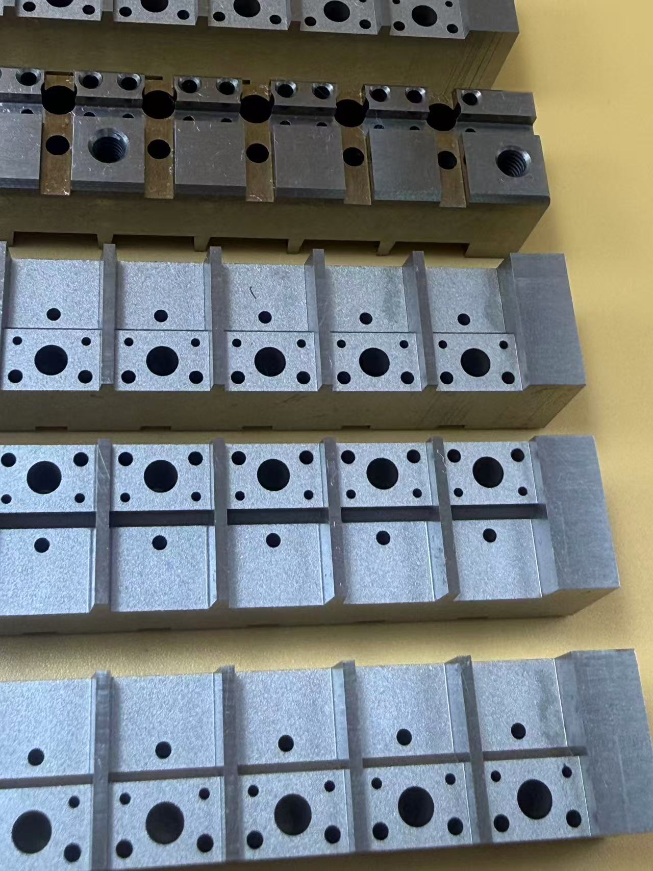 What are the applications of slow wire electrical discharge machining technology in semiconductor packaging molds?